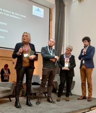 remise-trophees-franchir-trio-collegues-sia